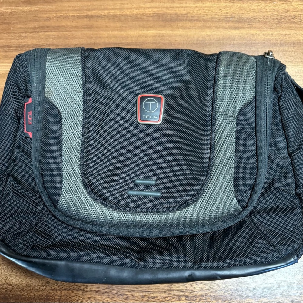 Tumi Black Nylon Travel Toiletry Bag Organizer Hanging Hook Storage